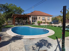 Casa con piscina y gran arboleda. (Casa Brasil)